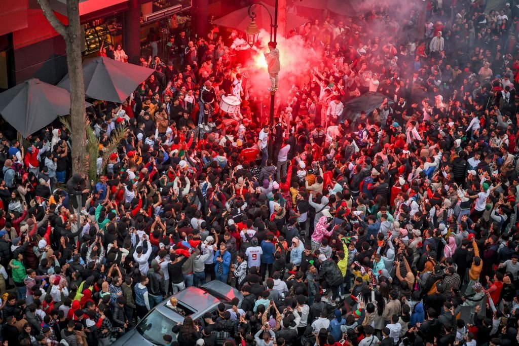 Người dân Morocco xuống đường ăn mừng sau chiến tích của đội nhà 5 Người dân Morocco xuống đường ăn mừng sau chiến tích của đội nhà 5